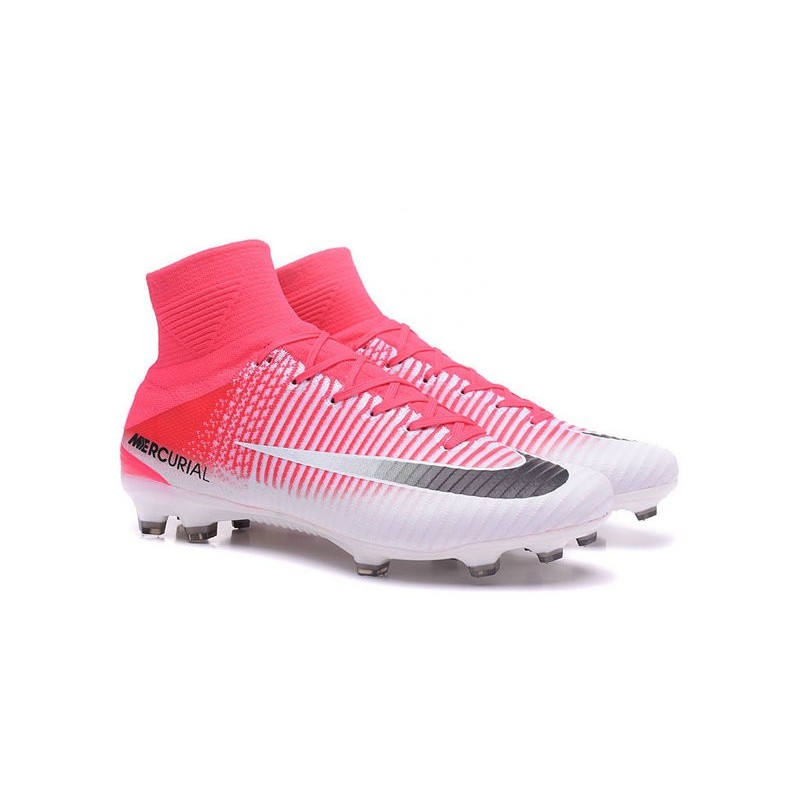 scarpe da calcio rosa e bianche